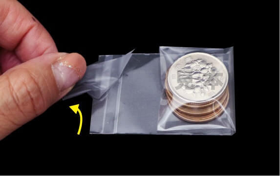 テープの保護フィルムをはがして